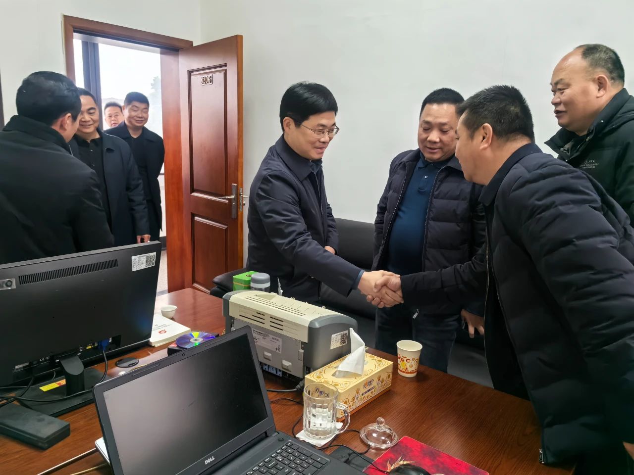凝心聚力，接续奋斗